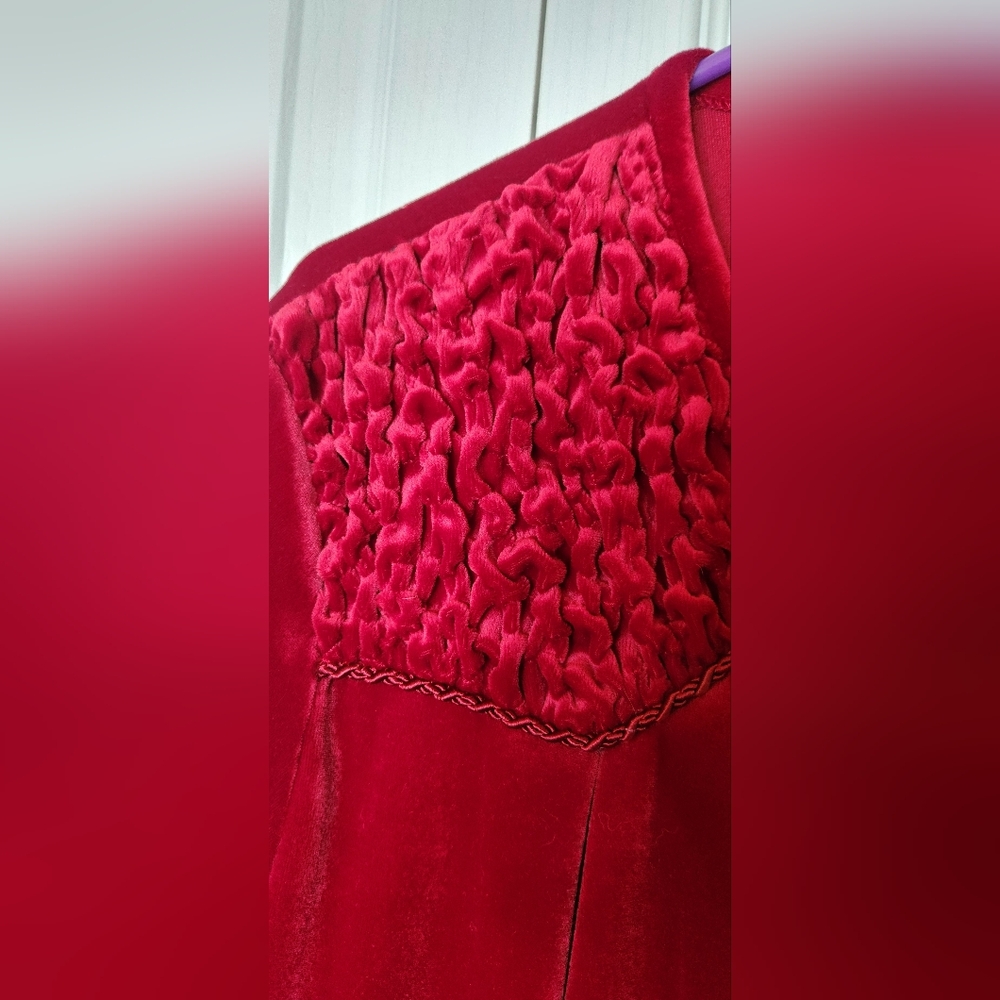 Vintage Delicates House Coat - Size Medium - 100% Polyester - Red Long Sleeve - Picture 3 of 8